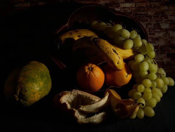Деревянная Чаша Полная Винограда Бананов Апельсинов Тёмном Фоне — стоковое фото