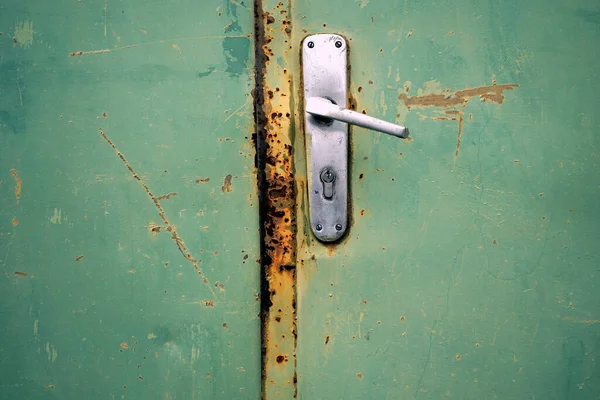 錆びた緑色の金属製のドアの閉鎖 — ストック写真