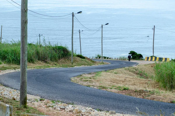 Denizin Arka Planı Olan Kıvrımlı Bir Yol Nazare Portekiz — Stok fotoğraf