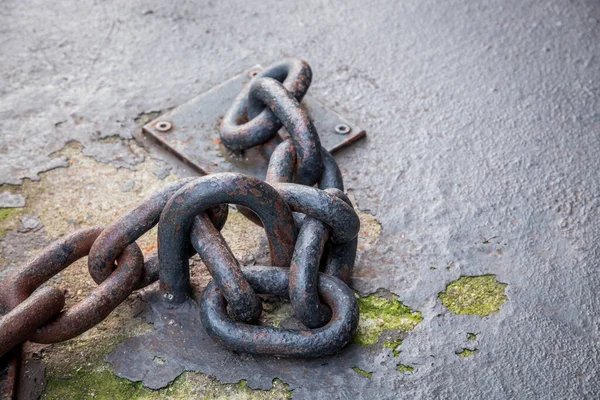 Closeup Shot Rusty Chain Attached Ground — Stock Photo, Image