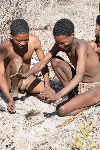 Kalahari Namibia Sep 2016 Függőleges Lövés Két Tagja San Emberek — Stock Fotó