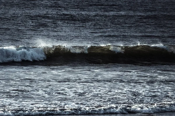 海岸の青い海の波の接近ショット — ストック写真