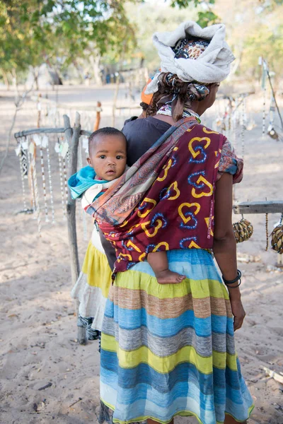 Калахари Намибия Сен 2016 Вертикальный Снимок Симпатичного Младенца Народности Сан — стоковое фото