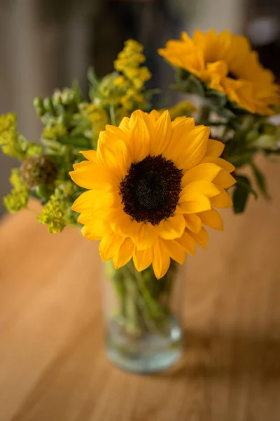 Eine Nahaufnahme Der Leuchtend Gelben Sonnenblumen Der Vase — Stockfoto