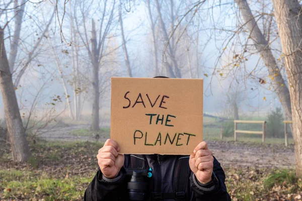 Mãos Masculinas Seguram Cartaz Com Slogan Salve Planeta Com Floresta — Fotografia de Stock