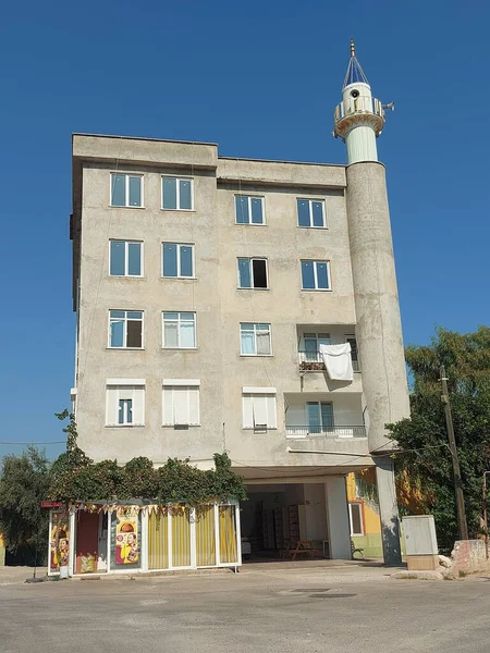Eine Flache Aufnahme Eines Gebäudes Mit Einem Aussichtsturm Gegen Den — Stockfoto