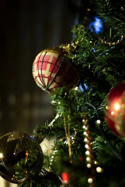 Vertikální Záběr Červených Zlatých Lesklých Koulí Vánočním Stromečku — Stock fotografie