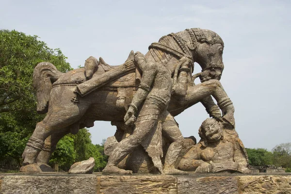 Una Escultura Rupestre Del Caballo Aplastando Soldado Durante Guerra Sun —  Fotos de Stock