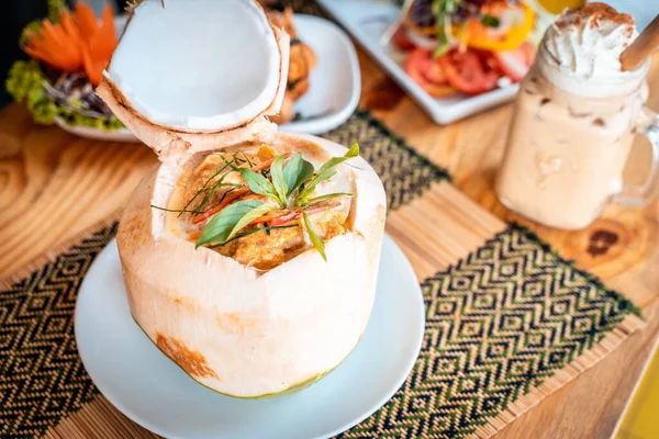 传统的泰国红椰子咖哩在盘子里的特写 — 图库照片