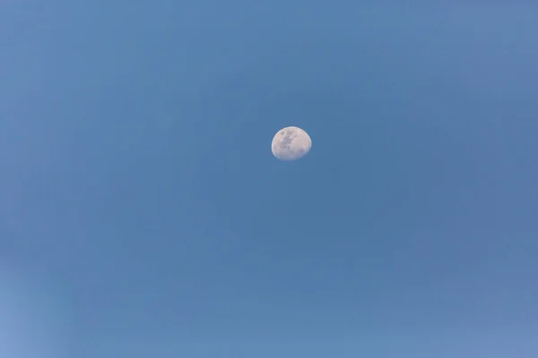 在明亮的蓝天中看到月亮 — 图库照片