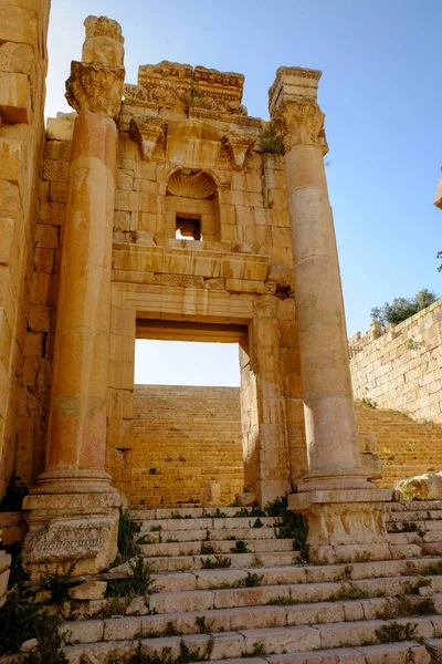 Tiro Vertical Templo Histórico Ártemis Jerash Jordânia — Fotografia de Stock