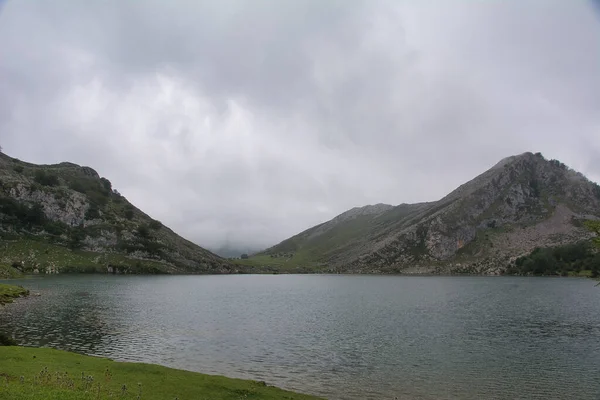 Malebný Pohled Horskou Krajinu Jezera Covadonga Španělsko Pod Ponurým Nebem — Stock fotografie