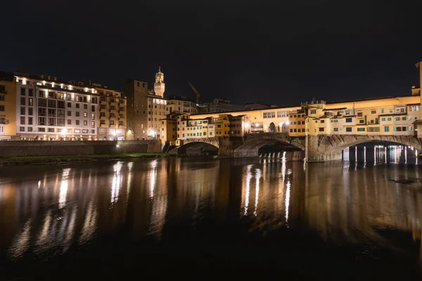 Een Avond Opname Van Ponte Vecchio Brug Met Lichten Reflectie — Stockfoto
