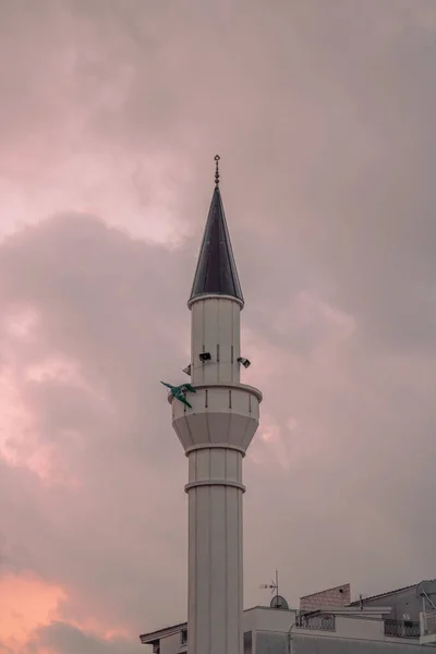 Plan Vertical Minaret Une Mosquée Contre Ciel Nuageux Rose Coucher — Photo