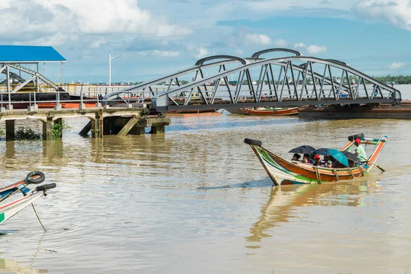 ミャンマーのヤンゴン Burma 2017年8月19日 ボタトゥン桟橋に到着し ミャンマー人乗客をヤンゴン川に乗せている船 ブラウン川の水 カラフルなボート ミャンマー ビルマ — ストック写真
