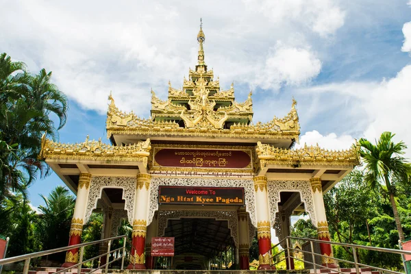 Yangon Myanmar Burma Aug 2017 Decorated Golden Entrance Nga Htat — Stockfoto