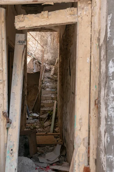 クレタ島の放棄された建物のエントリの垂直ショット — ストック写真