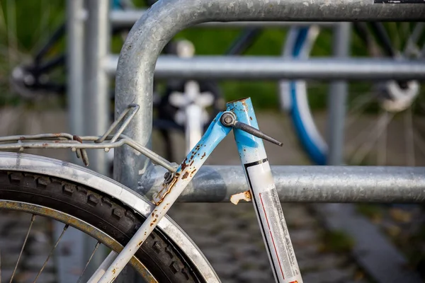 Μια Επιλεκτική Εστίαση Ενός Σκουριασμένου Παλιού Ποδηλάτου Χωρίς Κάθισμα — Φωτογραφία Αρχείου