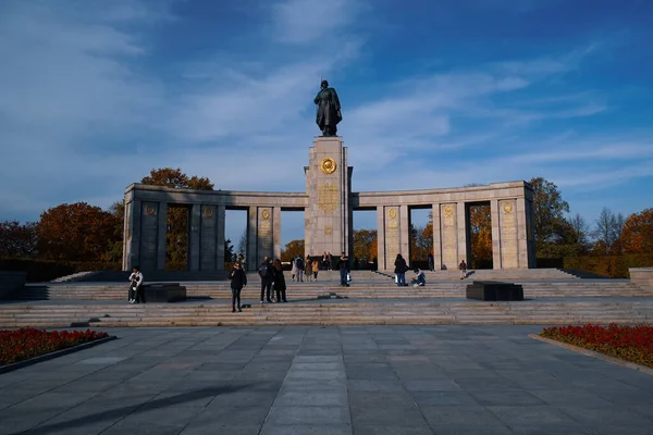 Błękitne Niebo Nad Pomnikiem Wojny Radzieckiej Tiergarten Berlinie Niemcy — Zdjęcie stockowe