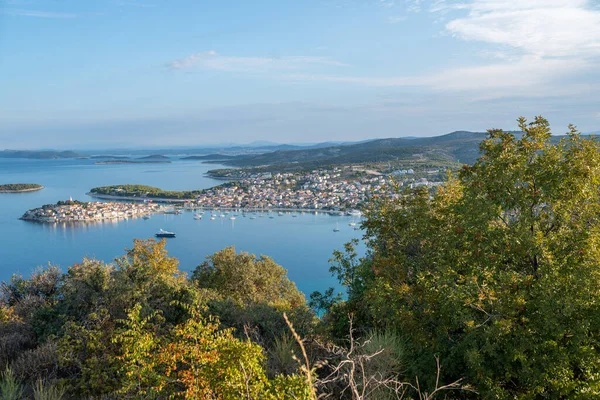 Живописный Вид Спокойное Море Город Постройками Пеньках Хорватии Примоштен — стоковое фото