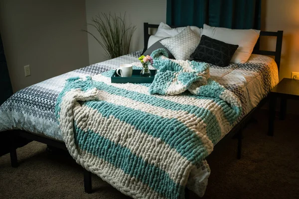 枕と柔らかいカスタムメイドのチュンキーブランケットとモダンなデザインの居心地の良いベッドルームの家のインテリア — ストック写真