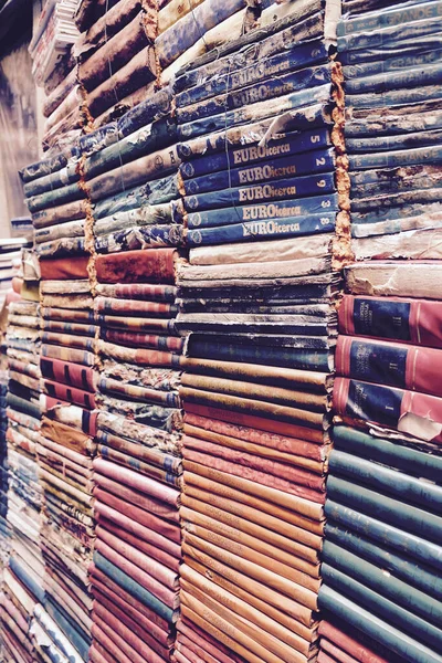 Vertical Closeup Stacked Old Books Venice Italy — Stockfoto