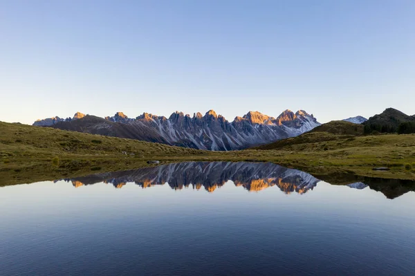 Piękne Ujęcie Góry Salfeinów Odbicie Stawie Ciągu Dnia — Zdjęcie stockowe