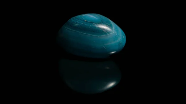 Close Uma Pedra Ágata Azul Nublado Sem Cortes Tingido Fundo — Fotografia de Stock