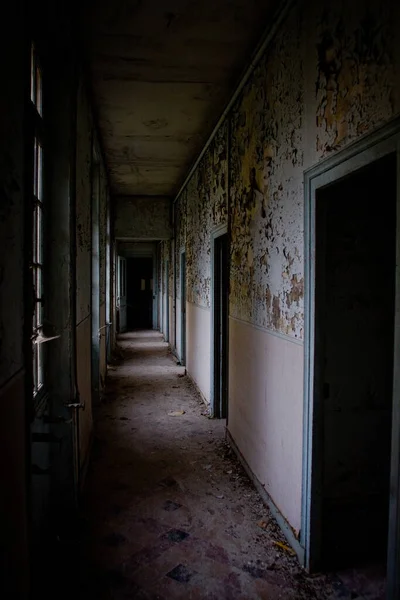 废弃房屋中一条令人毛骨悚然的走廊的垂直镜头 — 图库照片