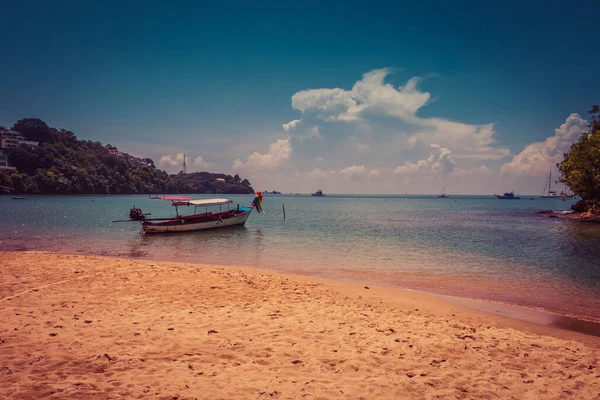 プーケットの青ヨンビーチで海の中のボートの束の美しいショット — ストック写真