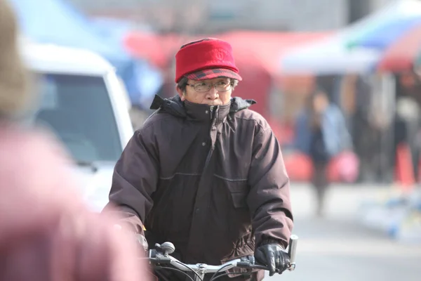 Seoul Korea South January 2012 Elderly Person Riding Bike Street — 图库照片