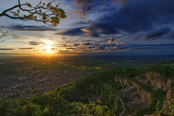 Malebný Pohled Zataženou Oblohu Při Západu Slunce Nad Městskou Krajinou — Stock fotografie