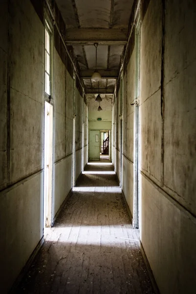Eine Vertikale Aufnahme Eines Gruseligen Korridors Einem Verlassenen Haus — Stockfoto