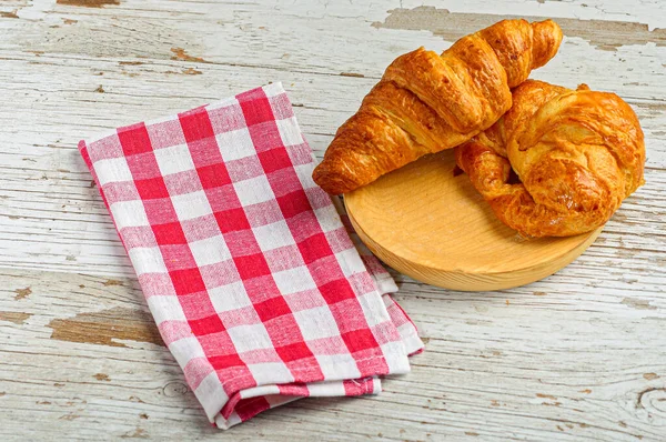 Primer Plano Pan Croissants Recién Horneado Platillo Amarillo Junto Una —  Fotos de Stock