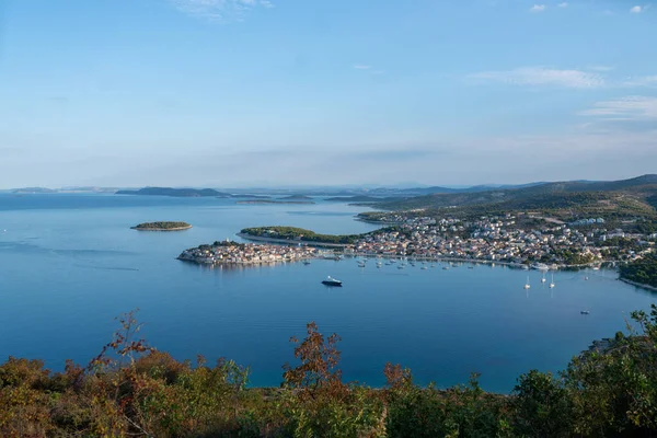 Сценічний Вид Спокійне Море Міський Пейзаж Будівлями Півострові Хорватії Примостен — стокове фото