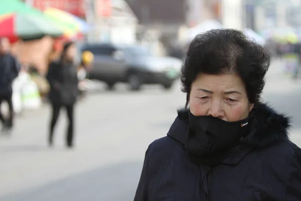 2012年1月3日韓国 ソウル チェチョン市の路上市場で女性高齢者を撮影 — ストック写真