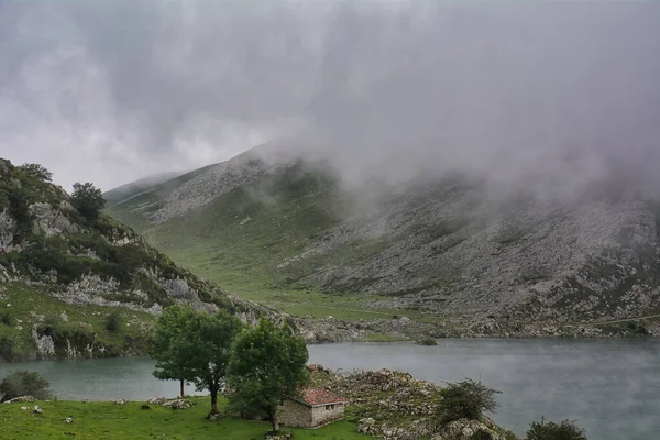 Scenic View Mountain Landscape Lakes Covadonga Spain Gloomy Sky — Stock Photo, Image