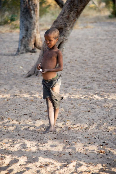 Калахари Намибия Октября 2016 Года Вертикальный Снимок Ребенка Народности Сан — стоковое фото