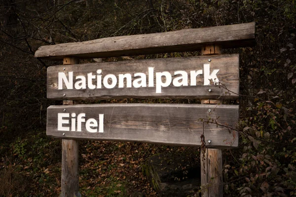 Drewniany Znak Parku Narodowego Eifel Niemczech Jesienne Drzewa Tle — Zdjęcie stockowe
