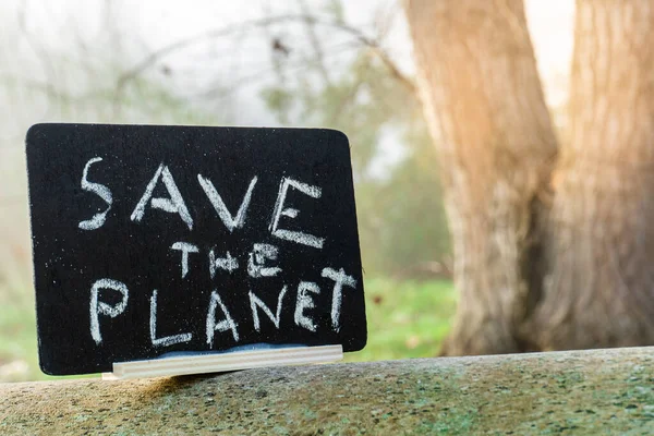 Panneau Carton Avec Slogan Planet Sur Arbre Avec Fond Flou — Photo