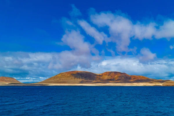 Een Schilderachtig Uitzicht Heuvels Buurt Van Zee Canarische Eilanden Lanzarote — Stockfoto