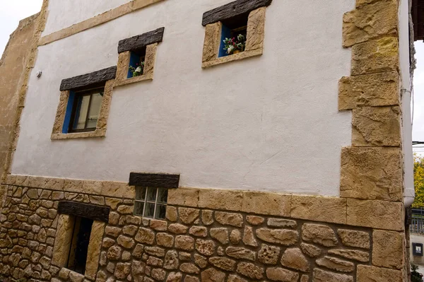 Uma Antiga Parede Edifício Com Pequenas Janelas Vidro Los Fayos — Fotografia de Stock