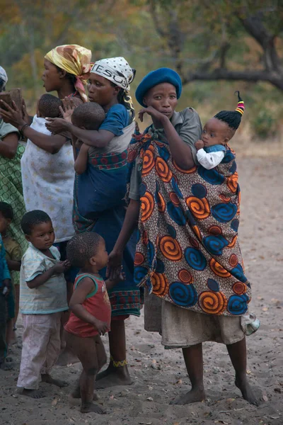 Калахари Намибия Октября 2016 Года Вертикальный Снимок Детей Народности Сан — стоковое фото