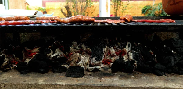 Close Carne Saborosa Fresca Sendo Grelha — Fotografia de Stock