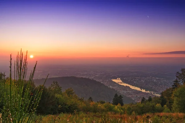 Vacker Utsikt Över Färgglad Himmel Vid Solnedgången Över Stadsbilden Med — Stockfoto