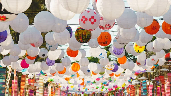 Low Angle Shot Hanging Decorative Lanterns — Stockfoto
