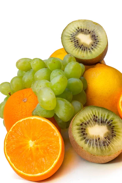 Een Verticale Close Shot Van Heerlijke Vruchten Druif Sinaasappel Kiwi — Stockfoto