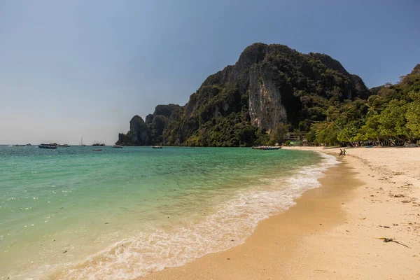 Eine Faszinierende Aufnahme Der Klippen Tonsai Beach Koh Phi Phi — Stockfoto