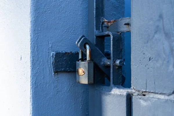 Closeup Metal Door Locked Padlock — Stockfoto