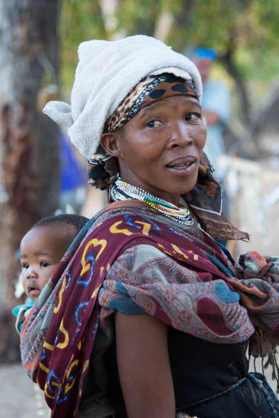 Kalahari Namibia Srpna 2016 Vertikální Záběr Ženského Příslušníka Kmene San — Stock fotografie